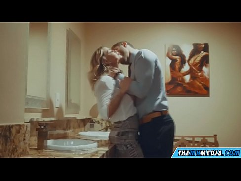 ❤️ Döşlü sarışın sizi ictimai tualetdə aldatdıqda ❤️ Sikişmə bizdə